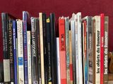un grand nombre de livres posés sur une table