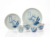 un ensemble d'assiettes et de tasses bleues et blanches