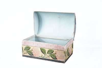 une petite boîte ornée d'un motif floral