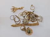 beaucoup de bijoux posés sur la table