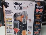 une boîte de granité « ninja » sur la table
