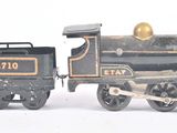 un petit train posé sur une surface blanche