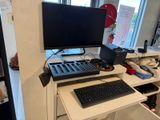 un bureau d'ordinateur sur lequel sont posés un clavier et un écran