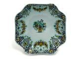 une assiette ornée d'un motif floral sur une surface blanche