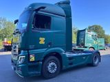 un camion vert garé sur le parking