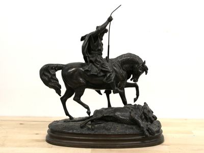 statue représentant un homme à cheval, une lance à la main, debout sur un rocher