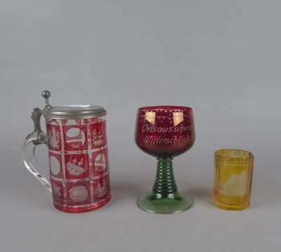trois types différents de verres posés sur une surface blanche