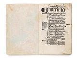 un vieux livre écrit posé sur une table