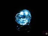 gros plan d'un diamant bleu sur une surface noire