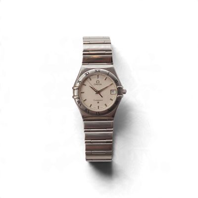 une montre posée sur une surface blanche