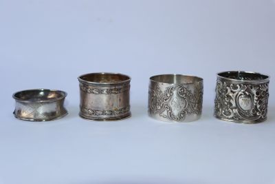 trois serviettes en argent et deux serviettes en argent posées sur une surface blanche