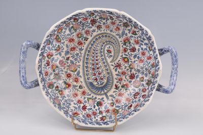 une image représentant une assiette ornée d'un motif paisley