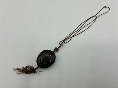 gros plan d'un collier sur une surface blanche