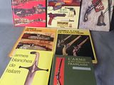 Plusieurs livres consacrés à différents types d'armes à feu sont posés sur une surface grise.