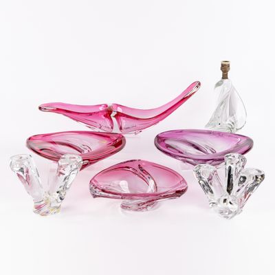plusieurs morceaux de verre rose posés sur une surface blanche