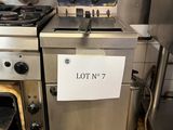 beaucoup de choses dans la cuisine, qui est bien remplie