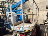 une grue bleue garée dans un entrepôt