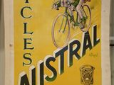 une vieille affiche représentant un homme à vélo sur fond jaune