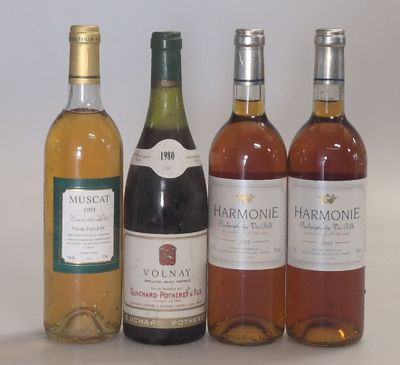 plusieurs bouteilles de vin sont alignées sur une table