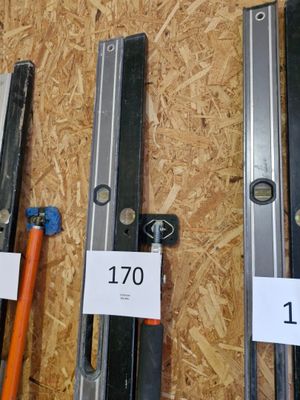 Plusieurs types d'outils sont exposés sur un support en bois
