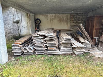 LOT d'environ 65 planches de bois brutes empilées.