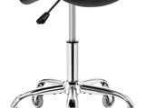 l'arrière d'un tabouret noir et chromé muni de roulettes, sur fond blanc