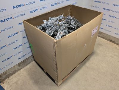 une boîte en carton remplie de bouts de papier, posée par terre