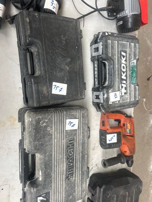de nombreux outils posés sur le sol