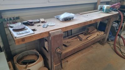 un établi avec des outils dans un garage