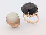 paire de bagues ornées de pierres noires et blanches sur un fond blanc