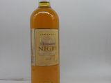 l'image d'une bouteille de vin posée sur une table