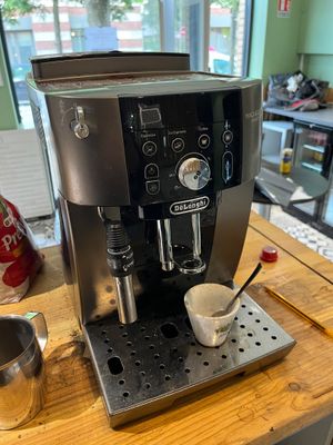 une photo d'une machine à café posée sur une table en bois