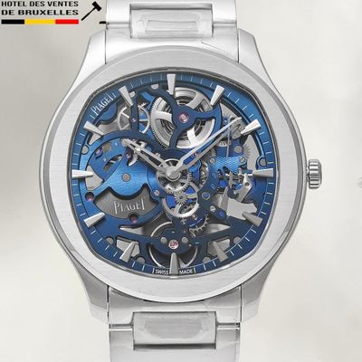 un gros plan d'une montre au cadran bleu