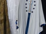 une robe blanche ornée d'une étoile bleue
