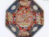 une photo d'une assiette décorative ornée d'un motif