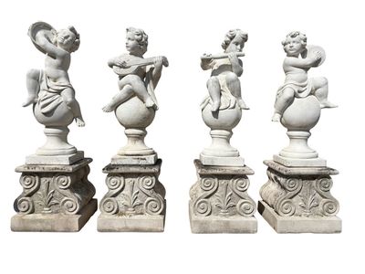 trois statues de chérubins sur des socles, sur fond blanc