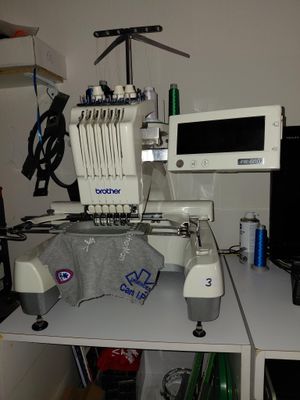 une photo d'une machine à coudre posée sur un bureau dans une pièce