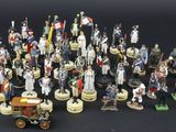 de nombreuses figurines posées sur un fond noir