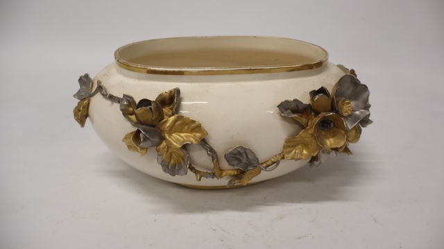 Jardinière en porcelaine. Accidents et manques