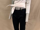 un mannequin vêtu d'une chemise blanche et d'un pantalon noir