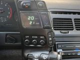 un tableau de bord de voiture équipé d'une horloge et d'une radio