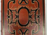 un vieux livre dont la couverture est ornée d'un motif élaboré