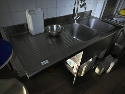 un évier au milieu d'une cuisine, muni de deux cuves