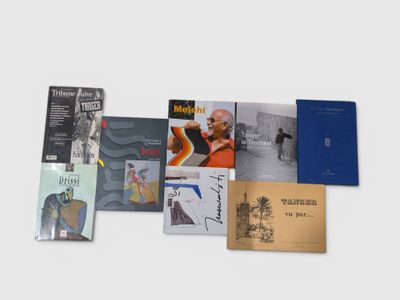 un grand nombre de livres posés sur une table
