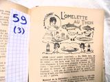 un livre ouvert sur lequel figure l'image d'une femme en train de cuisiner