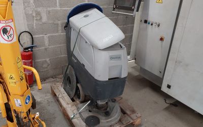 une machine posée sur une palette dans une pièce