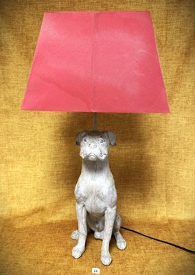 un chien assis sous un parapluie rose