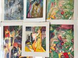 Plusieurs tableaux sont accrochés au mur d'une pièce.