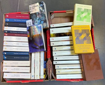 une boîte pleine de livres posée sur le sol