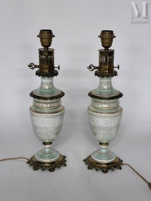 paire de vases verts et dorés munis d'anses et de poignées